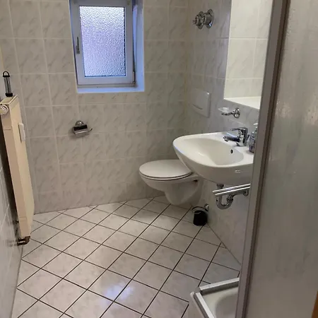 Praktische Und Stilvolle Ferien- Und Monteurswohnung Suedlich Von Leipzig In Naehe A72 *